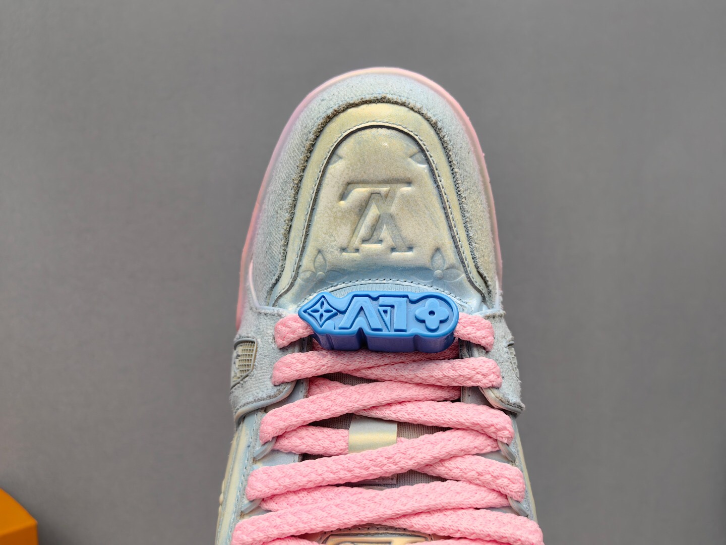 2025 Unisex Louis Vuitton Pink Grey Denim Sneakers KFY00510