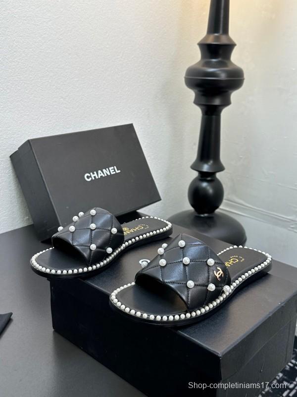 2025 Slippers CHANEL Black Leather Pearl Decor