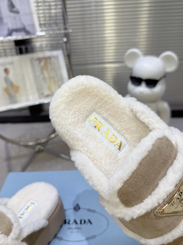 Prada Spring-Summer 2025 Runway Shearling Slippers - KFY00280